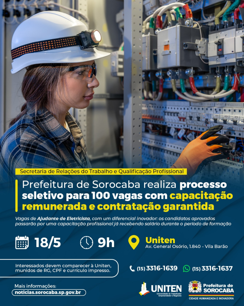 Mulher técnica elétrica com capacete e lanterna inspeccionando painel de controle elétrico cartaz de vagas da Prefeitura de Sorocaba