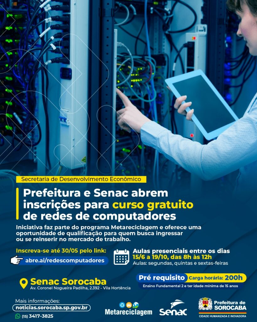 Image sorocabanices Pessoa segurando um tablet enquanto aponta para racks de servidores em um data center cartaz promocional de curso gratuito de redes de computadores