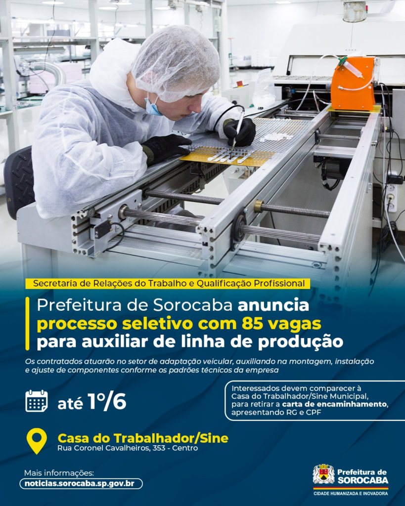 Image sorocabanices Operário com capuz e luvas trabalhando na linha de produção anúncio público da Prefeitura de Sorocaba sobre vagas para auxiliar de linha de produção em tom institucional poster de recrutamento