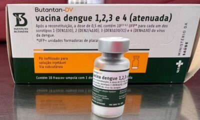 Box of dengue vaccine (Butantan-DV) with a small vial in front; Portuguese labeling on both box and vial.