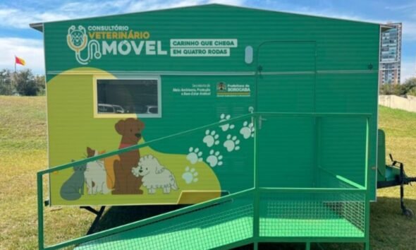 Mobile veterinary clinic trailer in green with dog artwork and white paw prints slogan reads Consultório Veterinário Móvel and Carinho que chega em quatro rodas Brazilian veterinary service