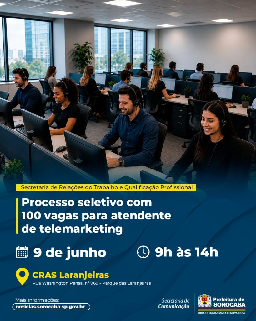 Image sorocabanices Ambiente de call center com funcionários usando headsets e computadores sob uma placa informando processo seletivo de vagas para atendente de telemarketing